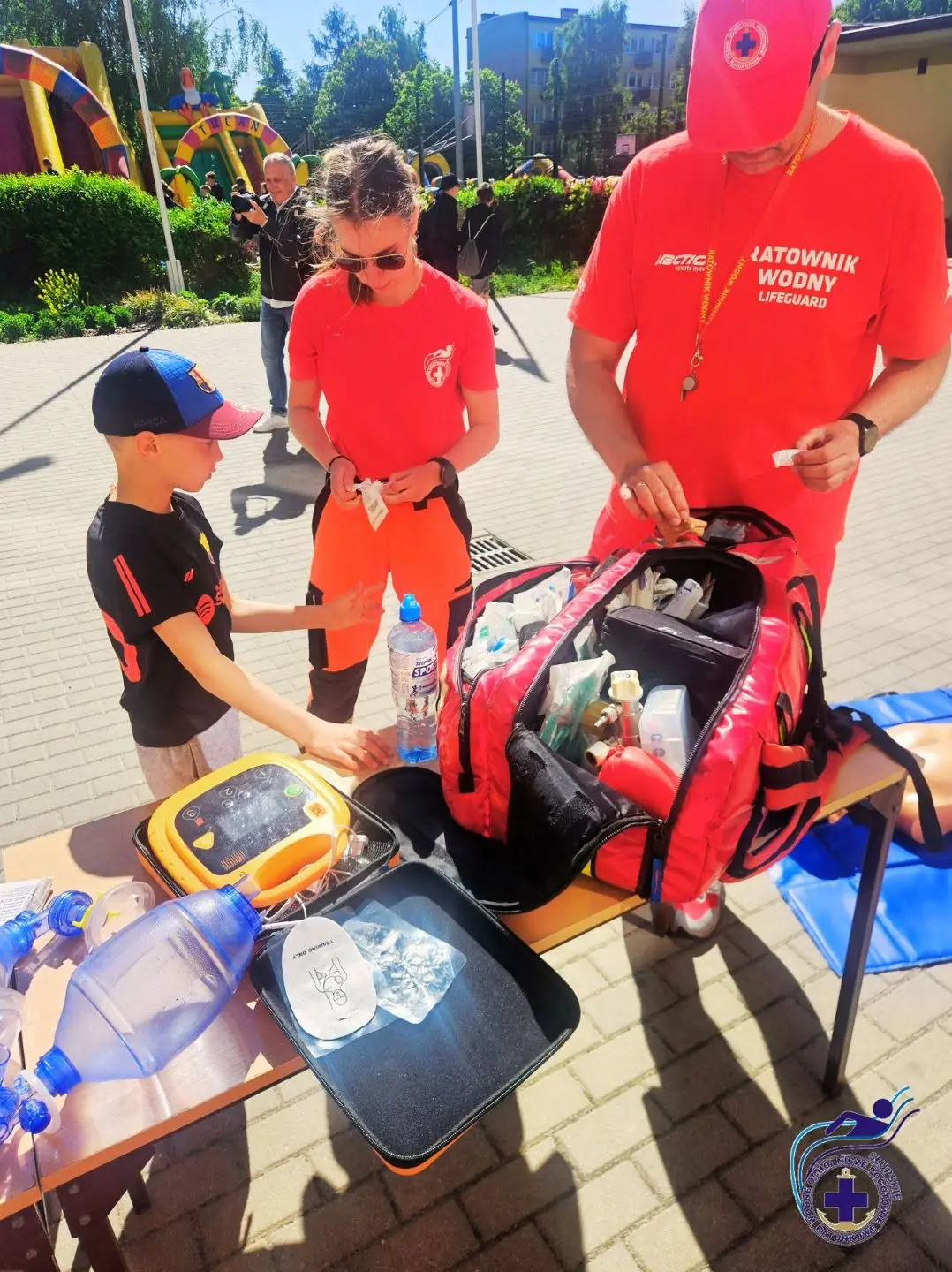 Pokaz pierwszej pomocy i sprzęt ratowniczy