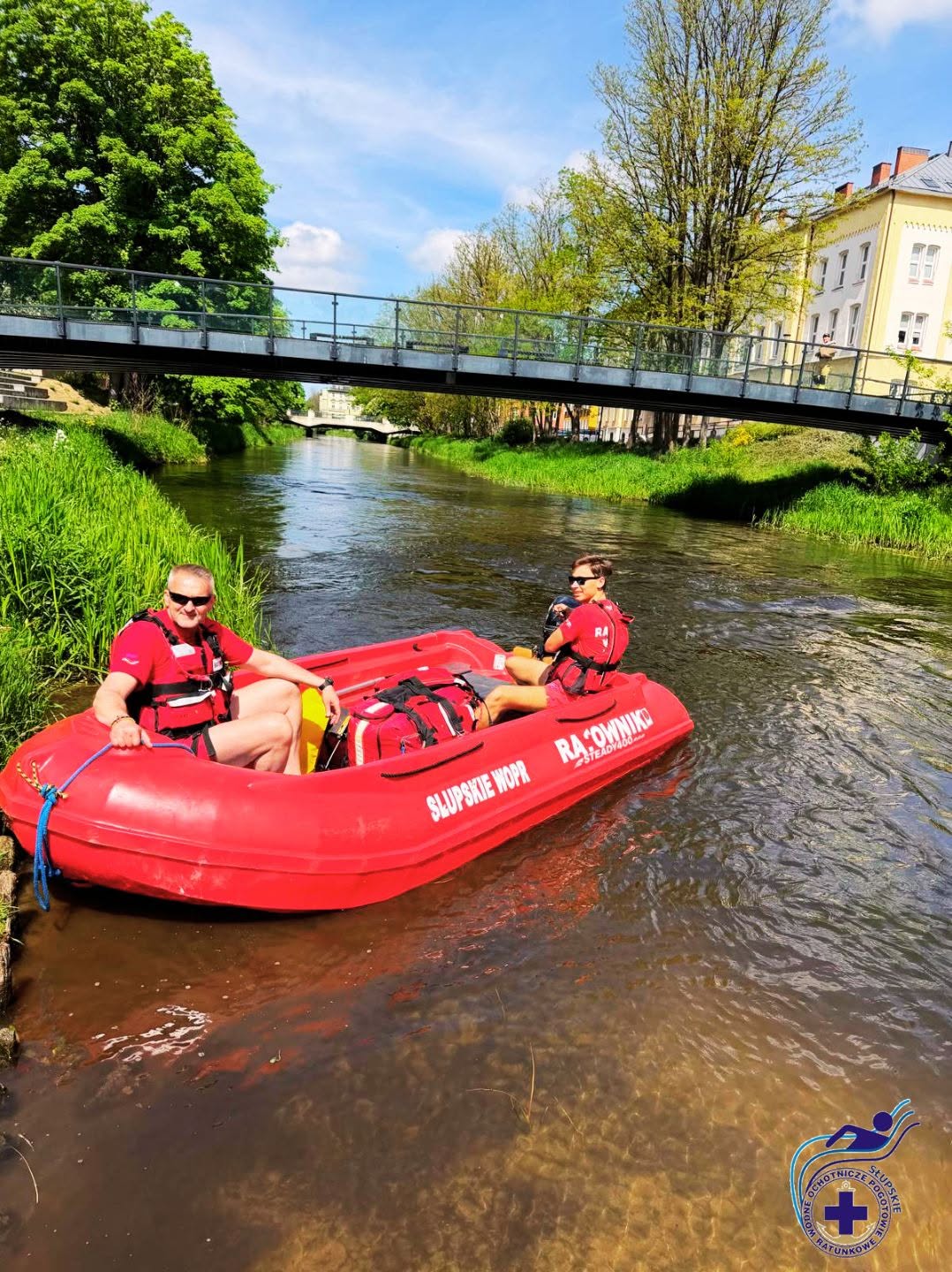 Ratownicy Słupskiego WOPR w łodzi ratowniczej na rzece